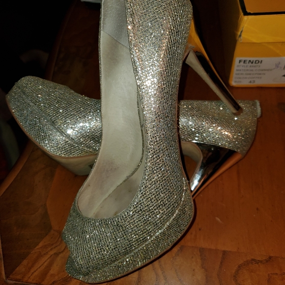 Size 11 shoes - Picture 2 of 4